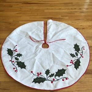 Ashland Tree Skirt “Holly and Berries”